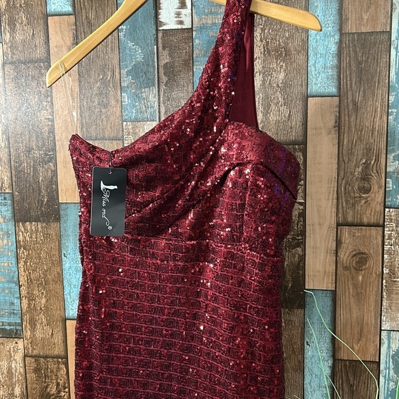 Miss Ord XL Ruby red sequins ball gown - Picture 3 of 15